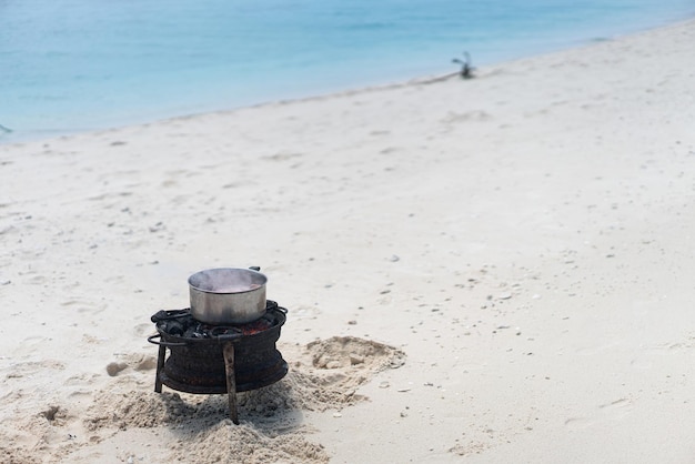 Viel Spaß beim Zubereiten des Essens im Strandsand