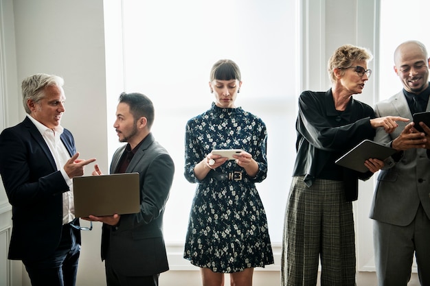 Vielbeschäftigte Geschäftsleute zusammen im Büro