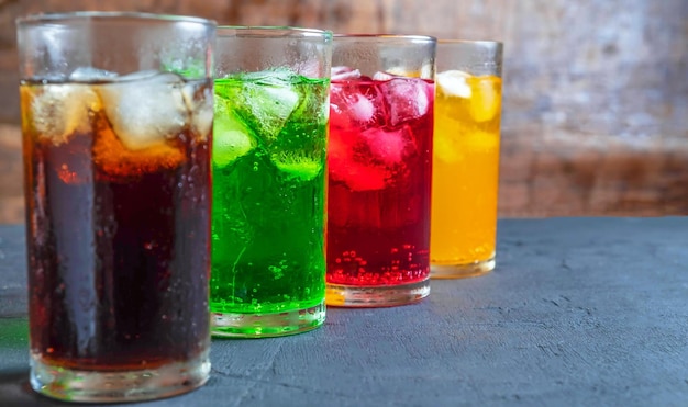 Foto viele alkoholfreie getränke in bunten und geschmackvollen gläsern auf dem tisch gläser mit süßen getränken
