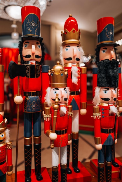 Viele alte hölzerne Nussknacker-Spielzeuge auf einem Weihnachtsmarkt