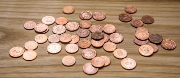 Foto viele alte kleine lettische münzen auf einem hölzernen hintergrund