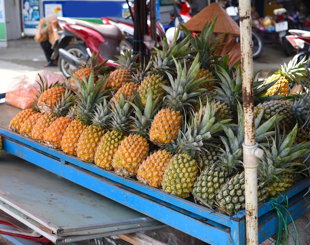 Viele Ananas zum Verkauf auf dem Markt