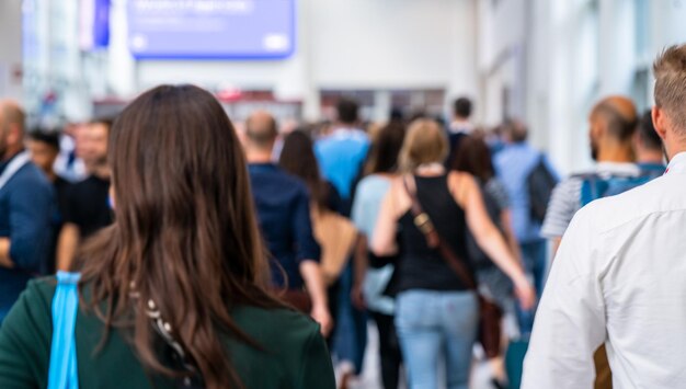 Viele anonyme Menschen auf dem Weg nach Masst Unscharfes Foto