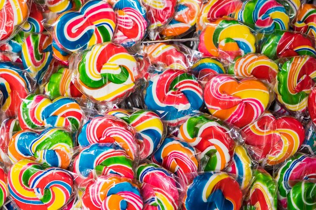 Viele Arten von bunten Spiral-Lollipops zum Verkauf im Lebensmittelgeschäft auf dem Markt