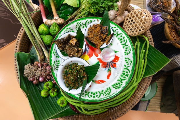 viele Arten von Thai-Food auf Green Banane