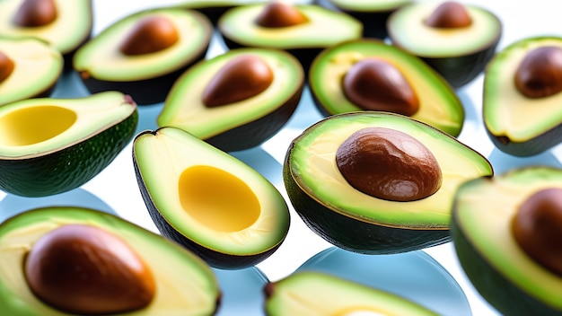 Viele Avocados liegen auf einer weißen Oberfläche Konzept der richtigen Ernährung gesundheitliche Vorteile und Fruchtversorgung