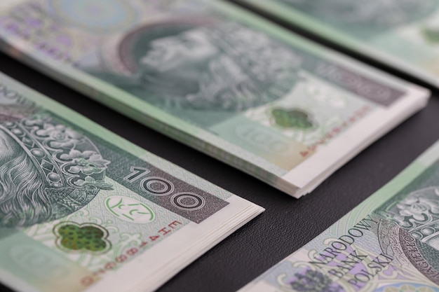 Viele Banknoten sind ausgebreitet und in Stapeln sortiert und warten auf weitere Verteilung