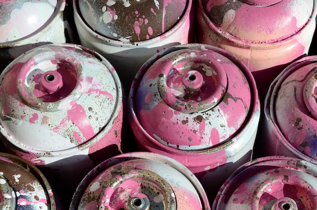 Viele benutzte rosafarbene Metallbehälter mit Farbe zum Zeichnen von Graffiti