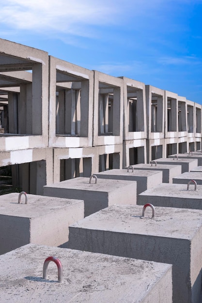 Viele Betonanker Unterwasserbojen und künstliche Riffblöcke gegen blauen Himmel im vertikalen Rahmen