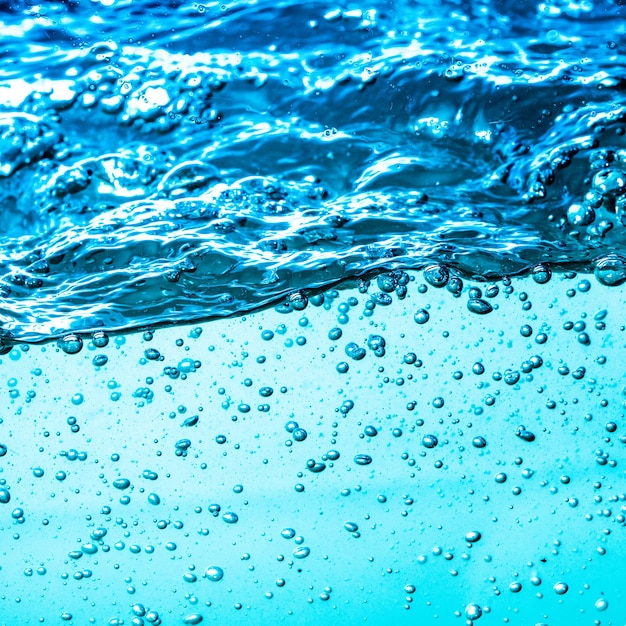 Foto viele blasen im wasser hautnah, abstrakte wasserwelle mit blasen