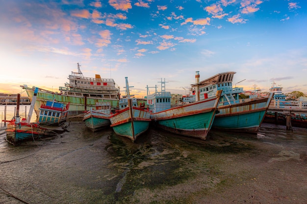 Viele Boote legen morgens bei Sonnenaufgang am Chalong Pier an, dem Haupthafen für Boote