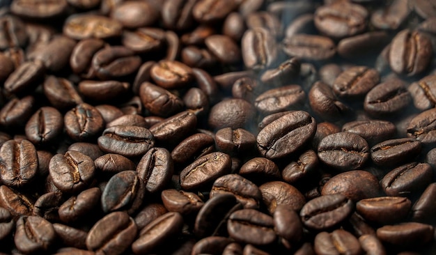 Viele braune Kaffeebohnen können als Hintergrund verwendet werden