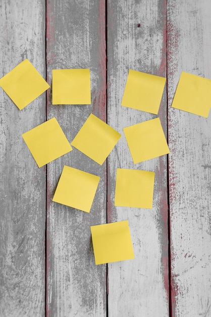 Viele Briefpapierbögen auf Holzwand geklebt