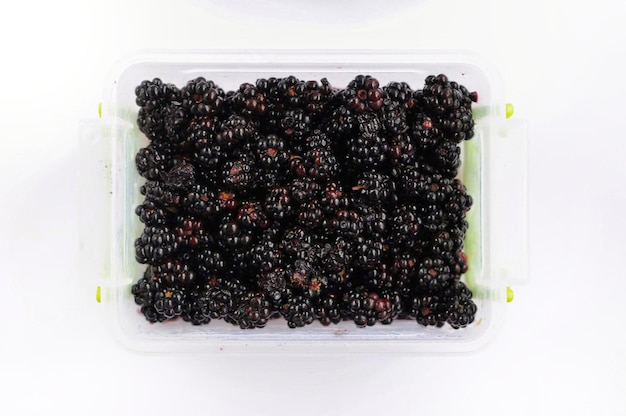 Viele Brombeeren in der Box auf weißem Hintergrund