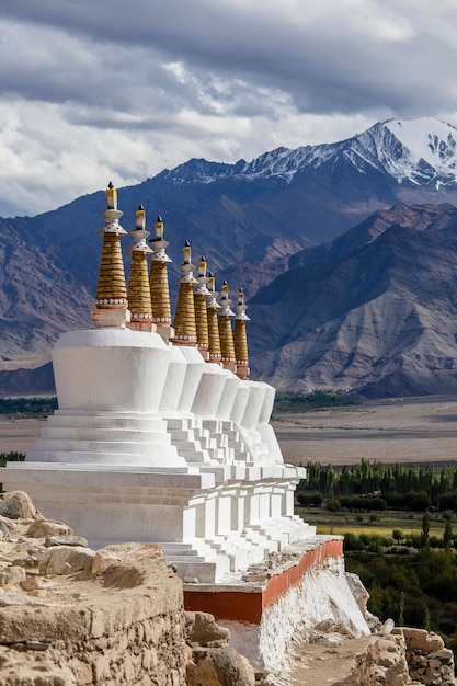 Viele buddhistische weiße Stupas und Himalaya-Berge im Hintergrund in der Nähe von Shey Palace in Ladakh Indien