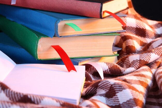 Foto viele bücher mit lesezeichen auf karierten nahaufnahmen