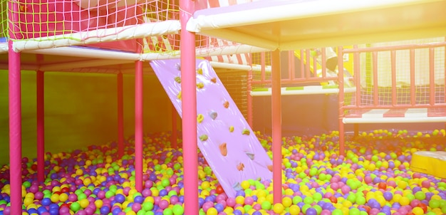 Viele bunte Plastikkugeln in einem Kinder-Ballpit an einem Spielplatz