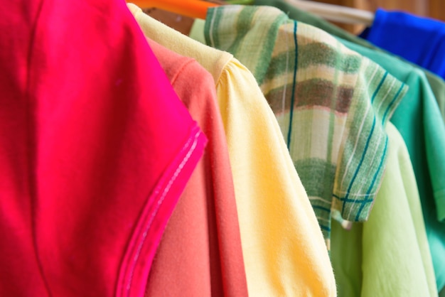 Viele bunte Shirts im Kleidereinzelverkauf