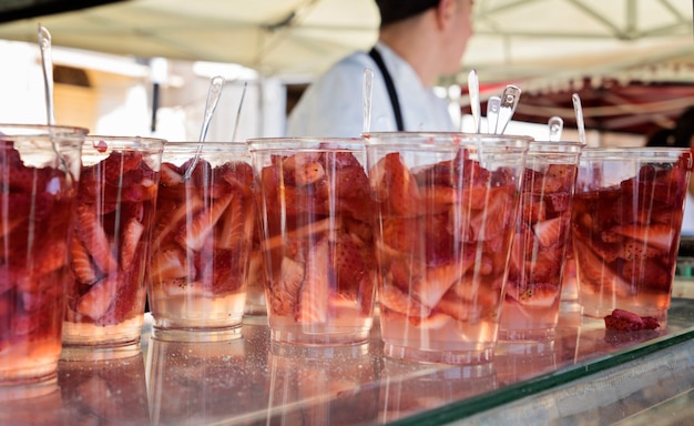 Viele Cocktails mit Erdbeeren zum Verkauf