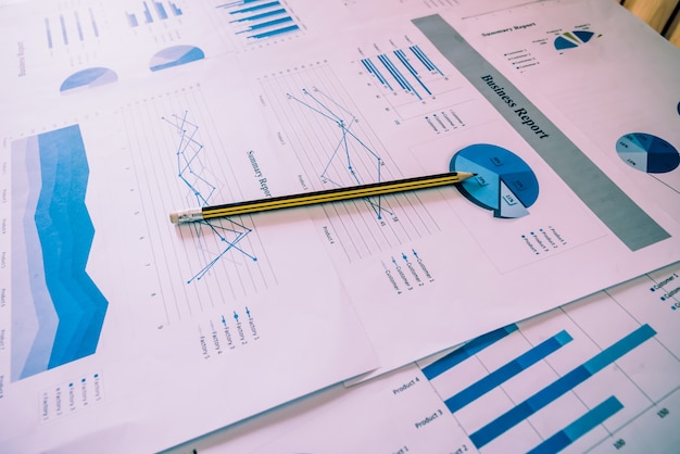 Viele Diagramme und Diagramme mit Stiftbleistift. Reflexionslicht und flackern. Konzeptbild der Datenerfassung und des statistischen Arbeitens.