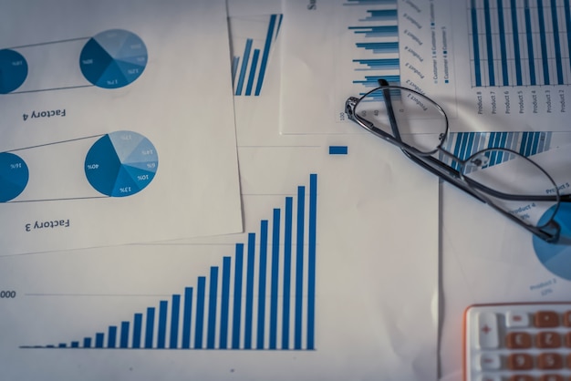 Viele Diagramme und Diagramme mit Stiftbleistift. Reflexionslicht und flackern. Konzeptbild der Datenerfassung und des statistischen Arbeitens.