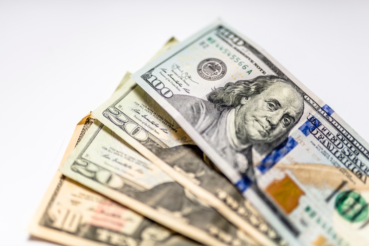 Foto viele dollar auf einem weißen hintergrund isoliert. dollar hintergrund. hintergrund von vielen us-dollar-banknoten