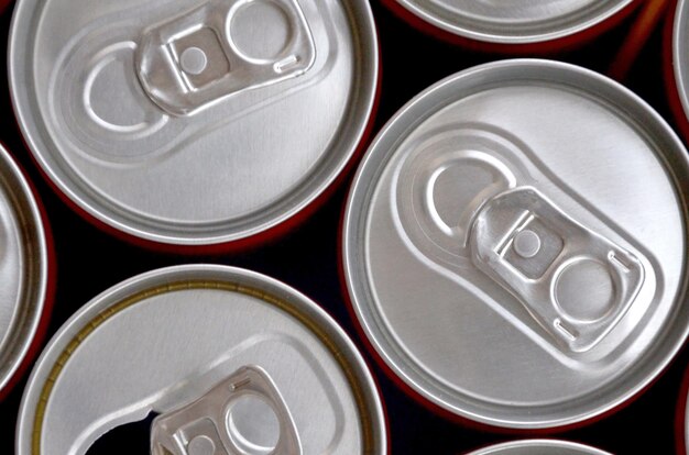 Viele Dosen Soda-Softdrink- oder Energy-Drink-Behälter Viele recycelte Dosen aus Aluminium, die für die Reproduktion vorbereitet werden