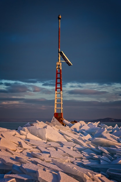 Foto viele eisblöcke aufeinander am plattensee