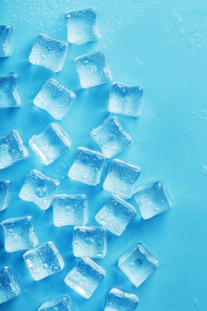 Viele Eiswürfel mit Wassertropfen zerstreut auf a