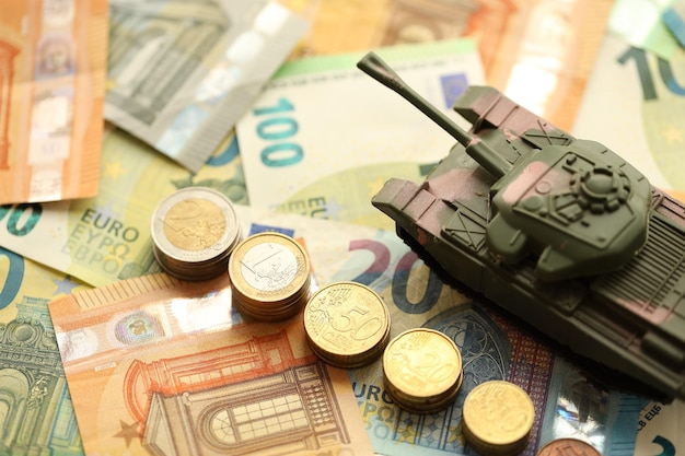 Viele Euro-Banknoten und Tank-Lot von Scheinen der Währung der Europäischen Union und grüner Tank aus der Nähe