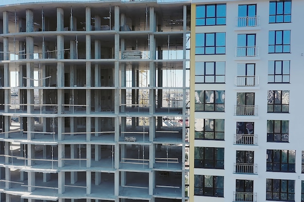 Viele Fenster an der Fassade des neuen Mehrfamilienhauses im Bau