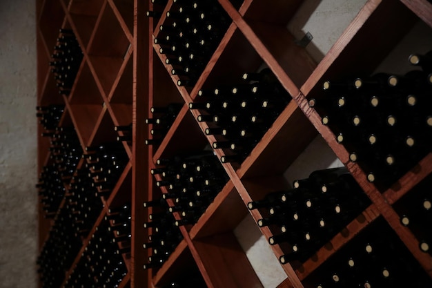 Viele Flaschen Wein in Regalen im Keller