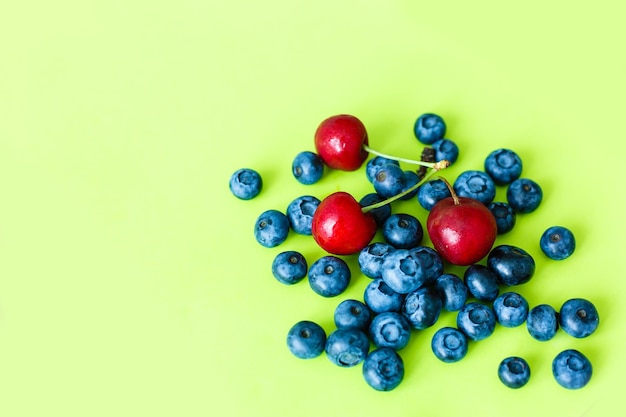 Viele frische Blaubeeren auf grün-gelbem Hintergrund