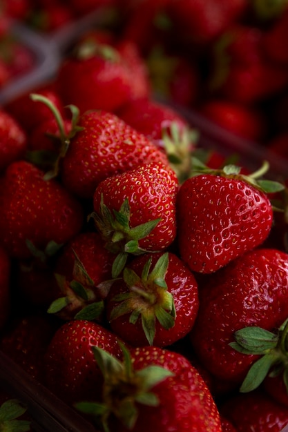 Viele frische Erdbeeren. Vitamine und Gesundheit aus der Natur. Nahaufnahme. Vertikal.