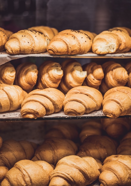 Viele frische hausgemachte Croissants In einer kleinen Bäckerei verkauft.