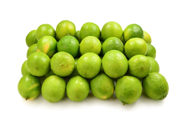 Viele frische Limetten auf weißer Fläche