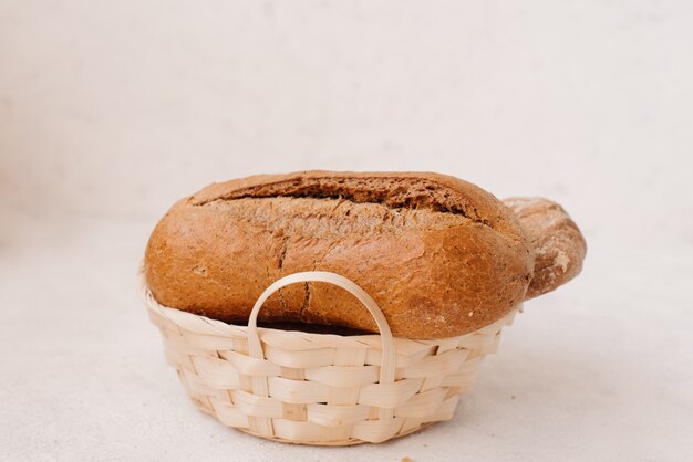 Viele gemischte Brote und Brötchen von oben geschossen.