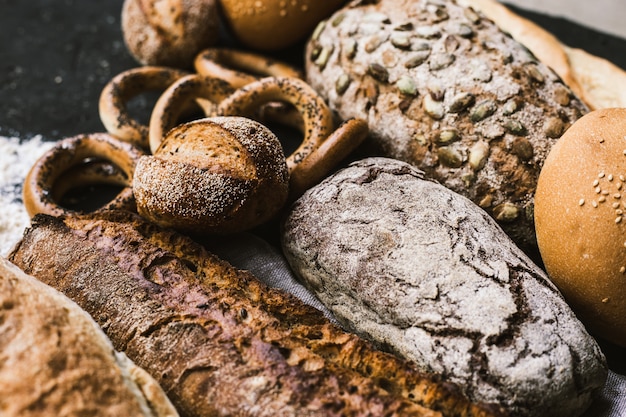 Viele gemischte Brote und handgemachte Bagels