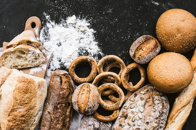 Viele gemischte Brote und handgemachte Bagels