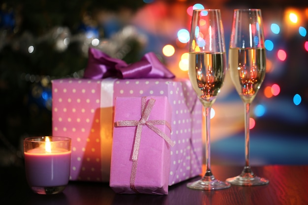 Viele Geschenke und ein Glas Champagner