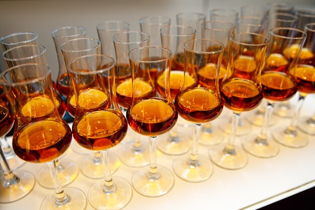 Viele Gläser mit Cognac.