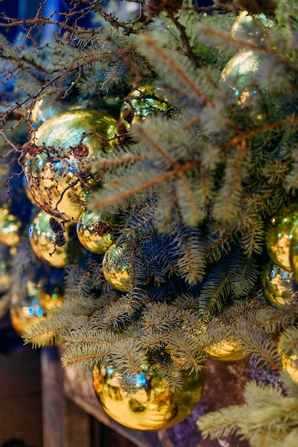 Foto viele goldene kugeln dekoration auf dem weihnachtsbaum glänzende funkenreflexion