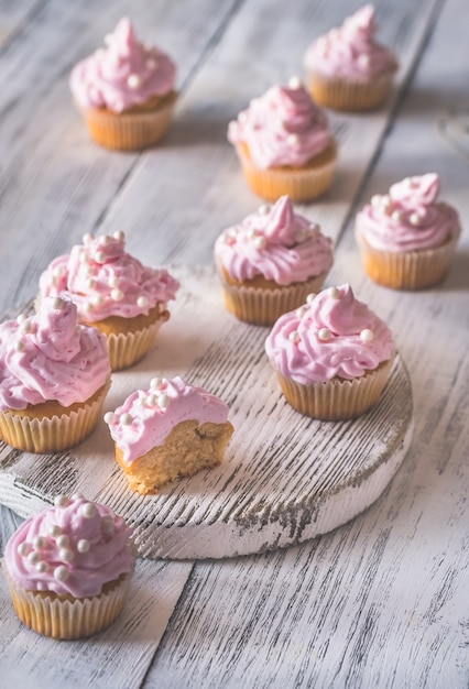 Viele hausgemachte Cupcakes mit rosa Sahne