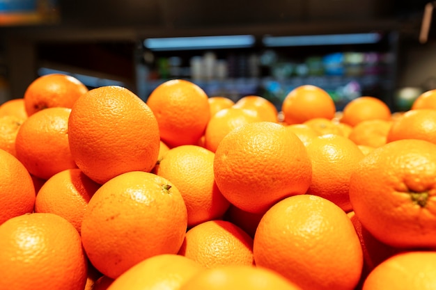 Viele helle saftige Orangen auf der Theke.