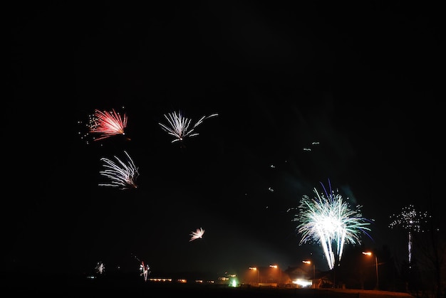 Viele hohe bunte Explosionen bei einem Feuerwerk in der Silvesternacht