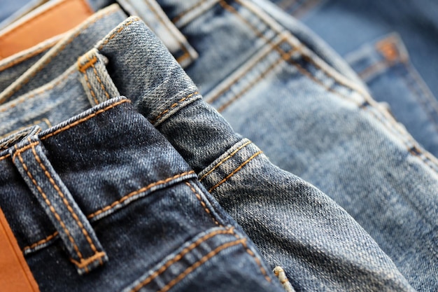 Viele Jeans im Stapel im Garderobenraum Reihe von Hosen Denim-Jeans im Schrank Konzept des Kaufens, Verkaufens, Einkaufens und modischer Kleidung