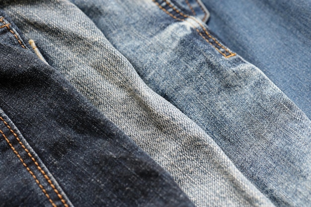 Viele Jeans im Stapel im Garderobenraum Reihe von Hosen Denim-Jeans im Schrank Konzept des Kaufens, Verkaufens, Einkaufens und modischer Kleidung