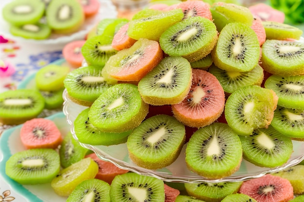 Viele kandierte Kiwi-Fruchtscheiben