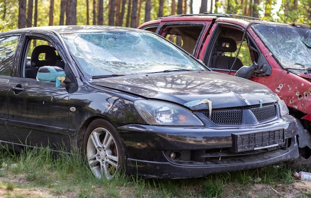 Viele kaputte Autos nach einem Verkehrsunfall auf dem Parkplatz einer Restaurierungswerkstatt