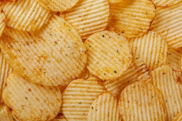 Foto viele kartoffelchips aus der nähe